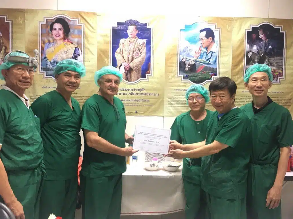 คณะศัลยแพทย์ตกแต่งใบหน้าไทย และธีรพรคลินิก ได้มอบประกาศนียบัตรให้ "Dr. Neil Solomons" ศัลยแพทย์ชื่อดังจากอเมริกา 6
