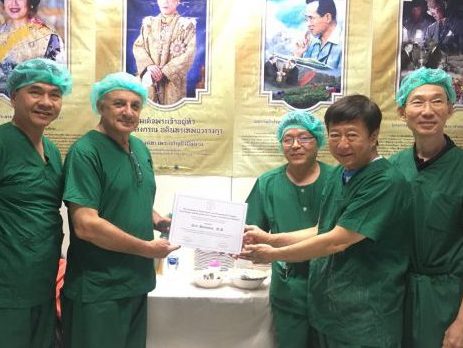 คณะศัลยแพทย์ตกแต่งใบหน้าไทย และธีรพรคลินิก ได้มอบประกาศนียบัตรให้ "Dr. Neil Solomons" ศัลยแพทย์ชื่อดังจากอเมริกา 7